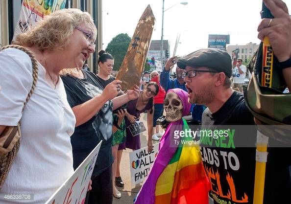 Confrontation between Kim Davis supporters and pro-homosexual protesters - See more at: http://kinsmanredeemer.com/archive/201509#sthash.GCCFEsUz.dpuf