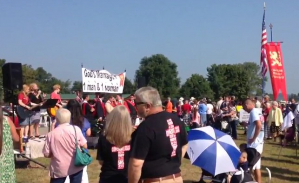 Another crowd shot at the Free Kim Davis Rally Sept 8, 2015 - See more at: http://kinsmanredeemer.com/archive/201509#sthash.GCCFEsUz.dpuf