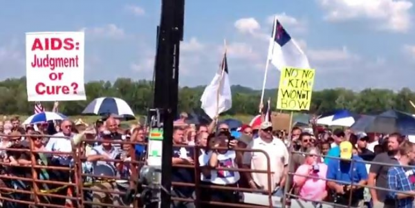 Christians protesting imprisonment of Kim Davis on Sept. 8, 2015